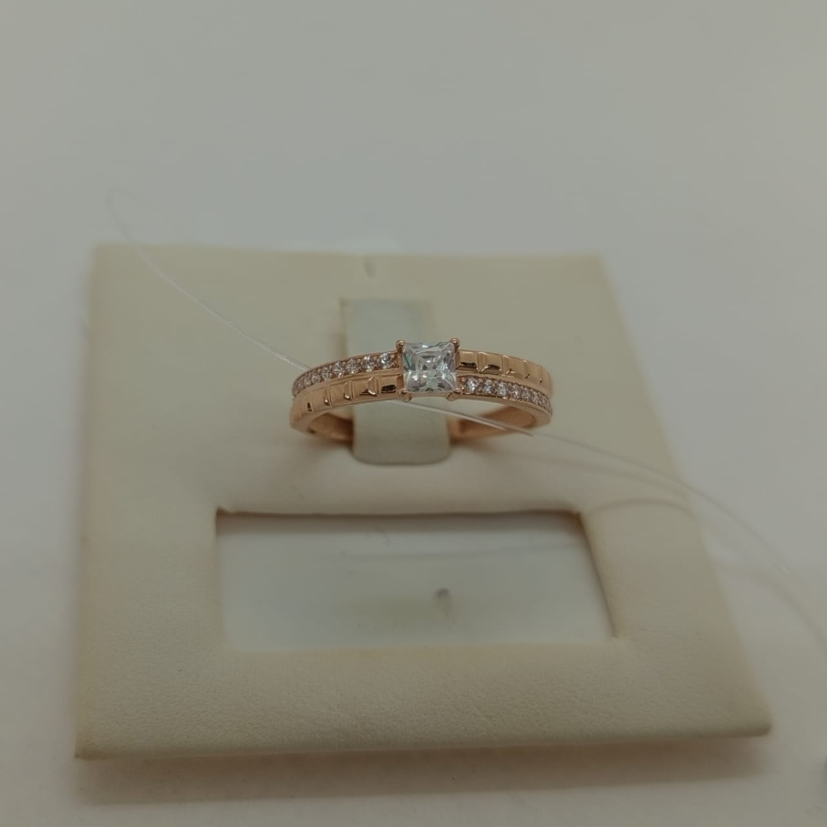 КОЛЬЦО С КАМНЯМИ (Au 585)