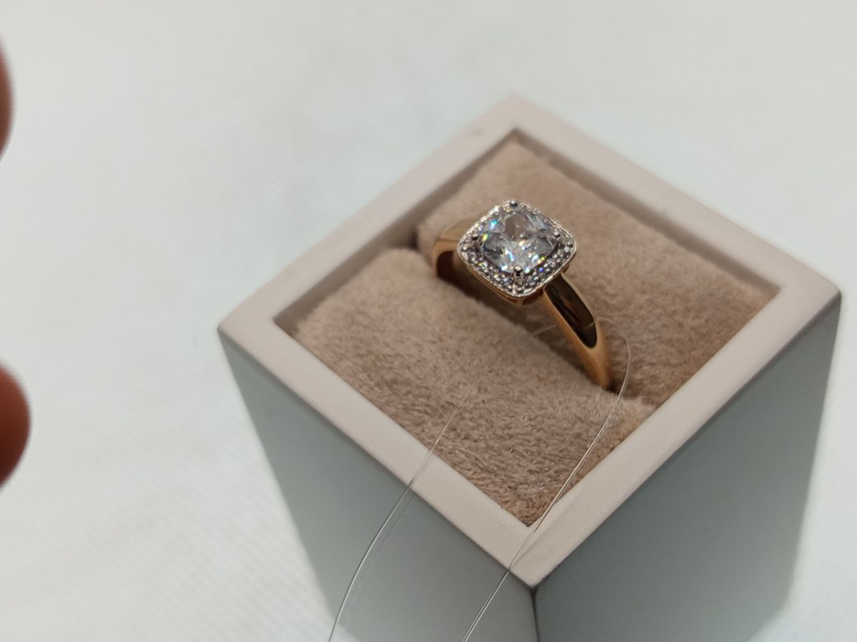 КОЛЬЦО С КАМНЯМИ (Au 585)