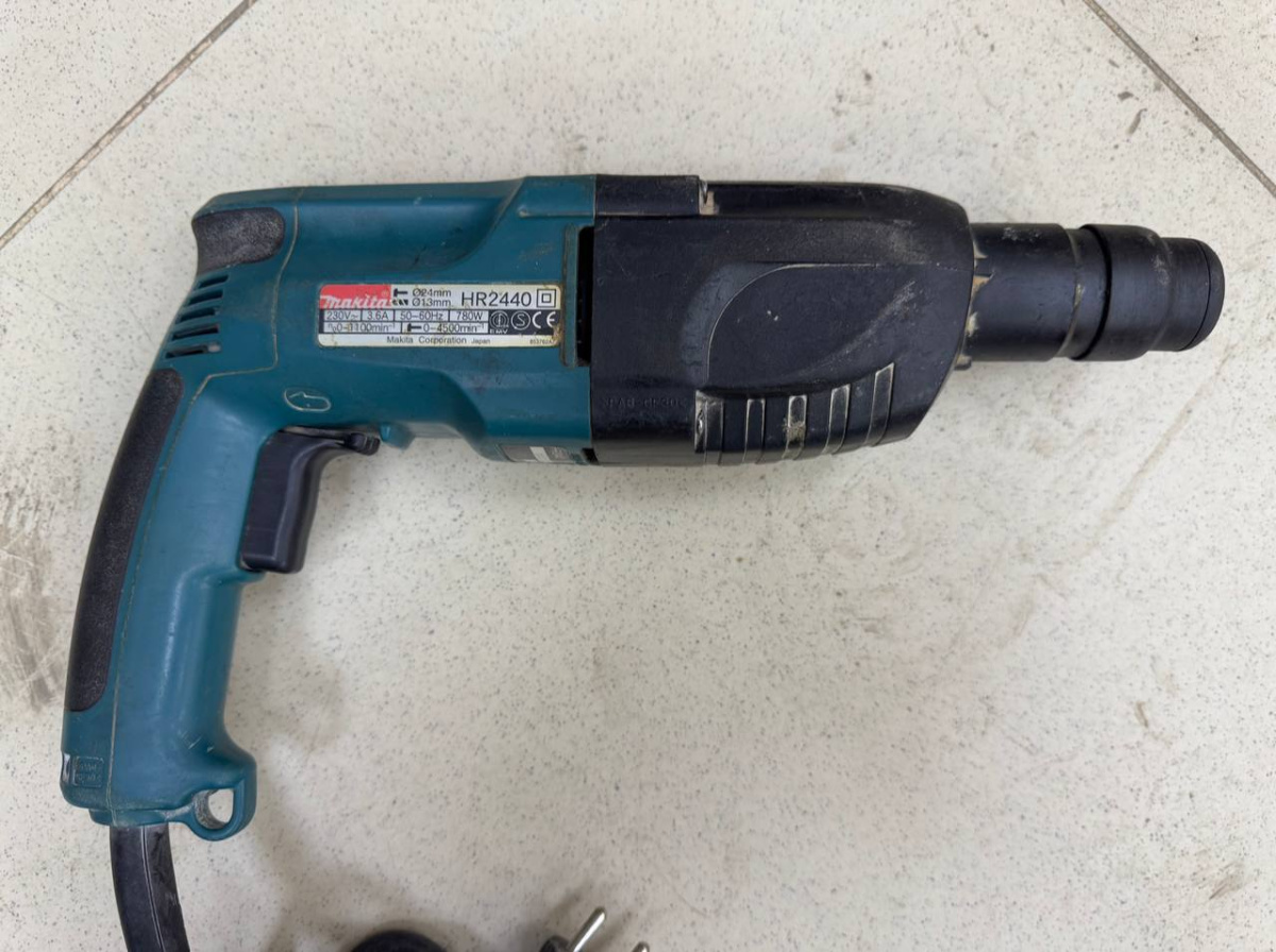 Перфоратор Makita HR2440
