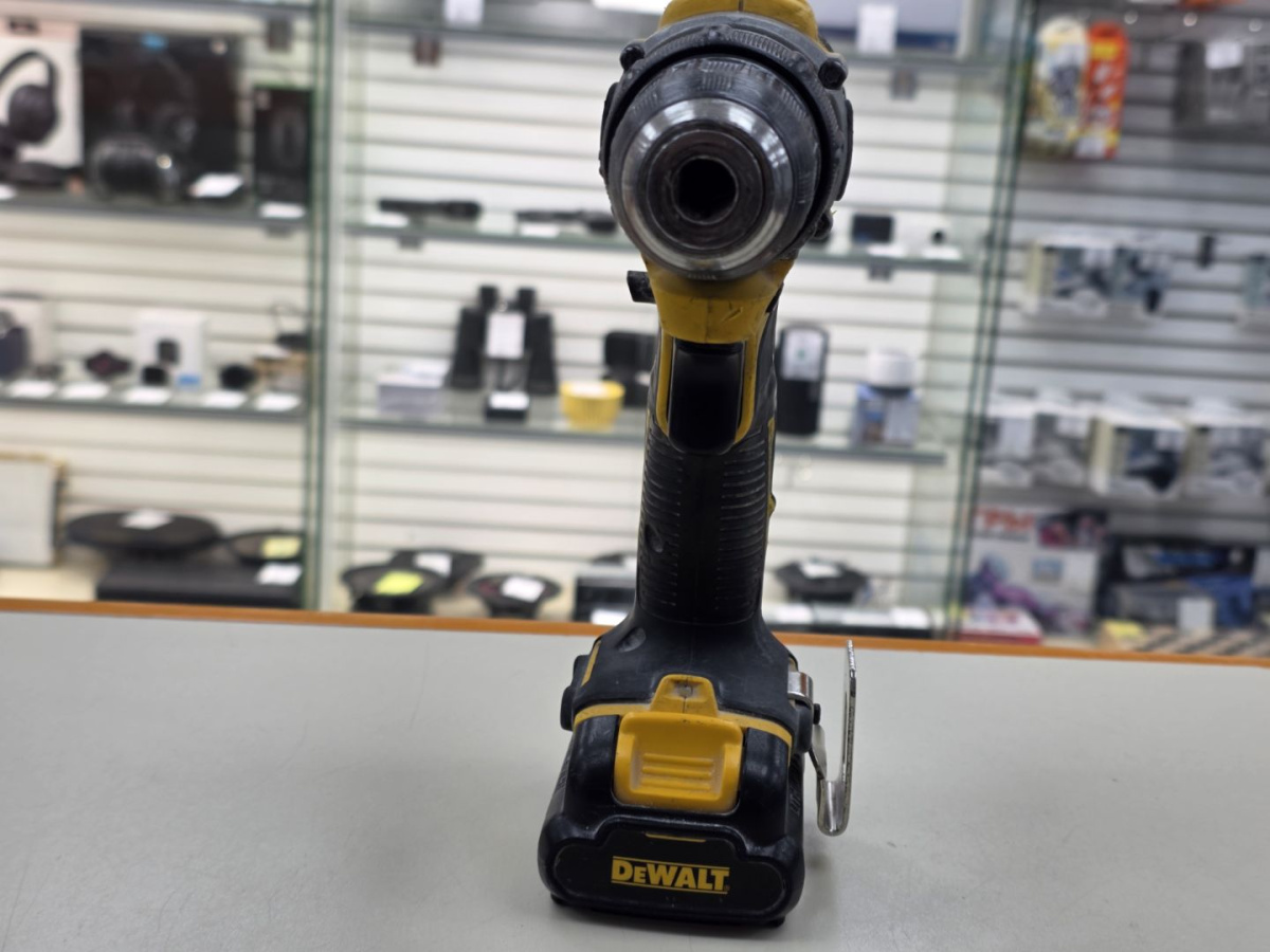 Шуруповерт Dewalt DCD701;