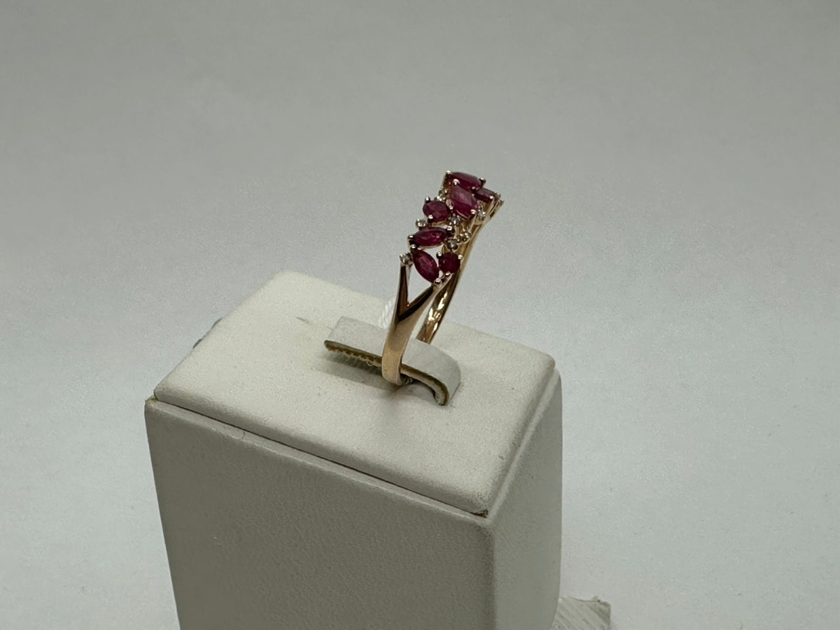 КОЛЬЦО С КАМНЯМИ (Au 585)