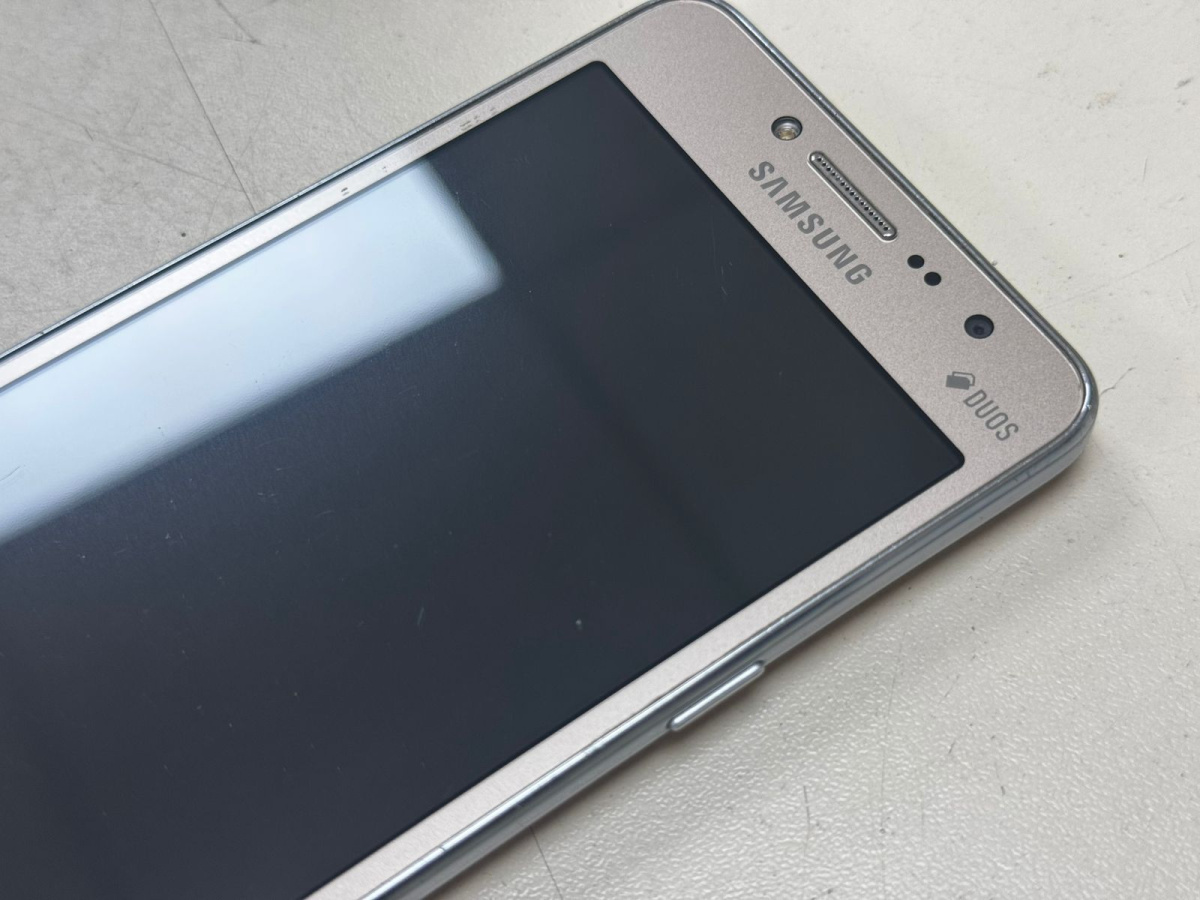 Смартфон Samsung Galaxy J7 Prime