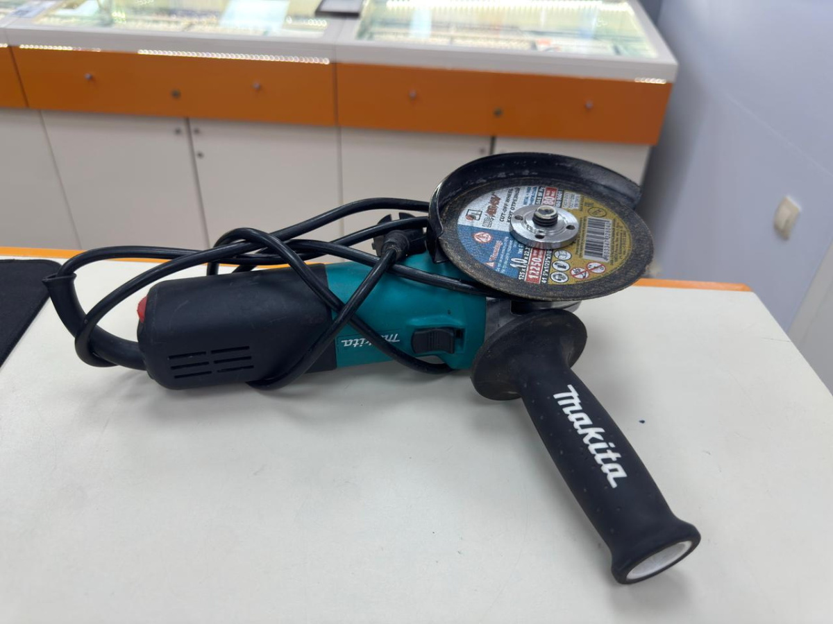 Угловая шлифмашина Makita 9558HN