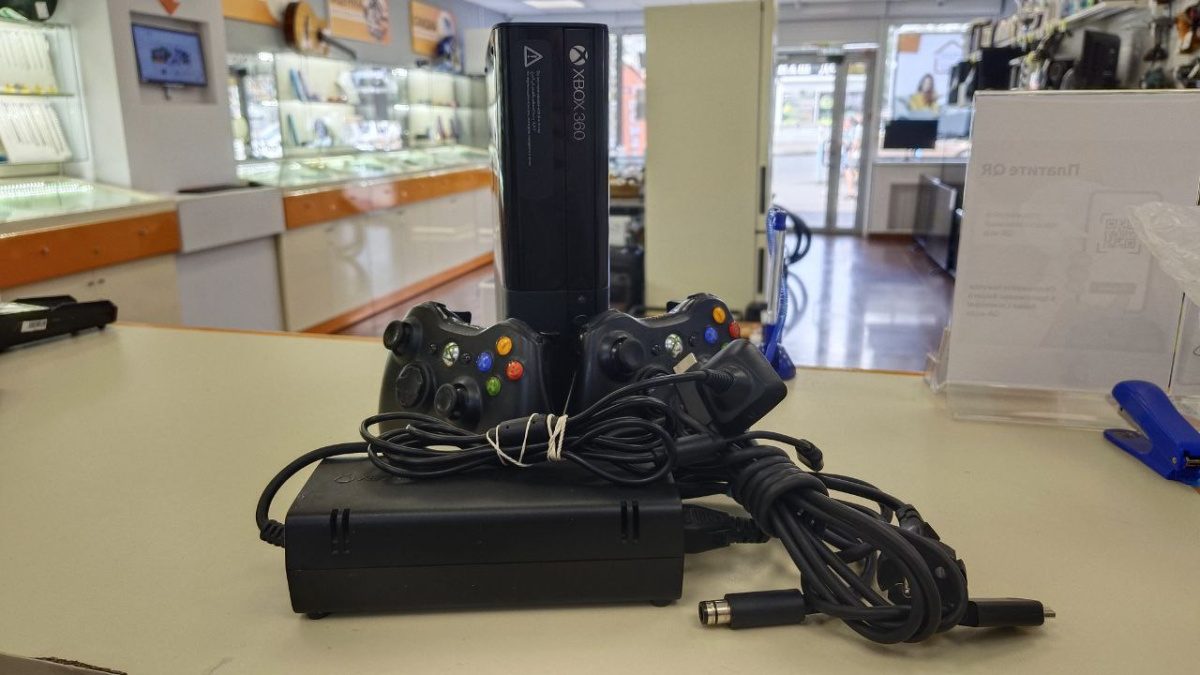 Игровая приставка Xbox 360;