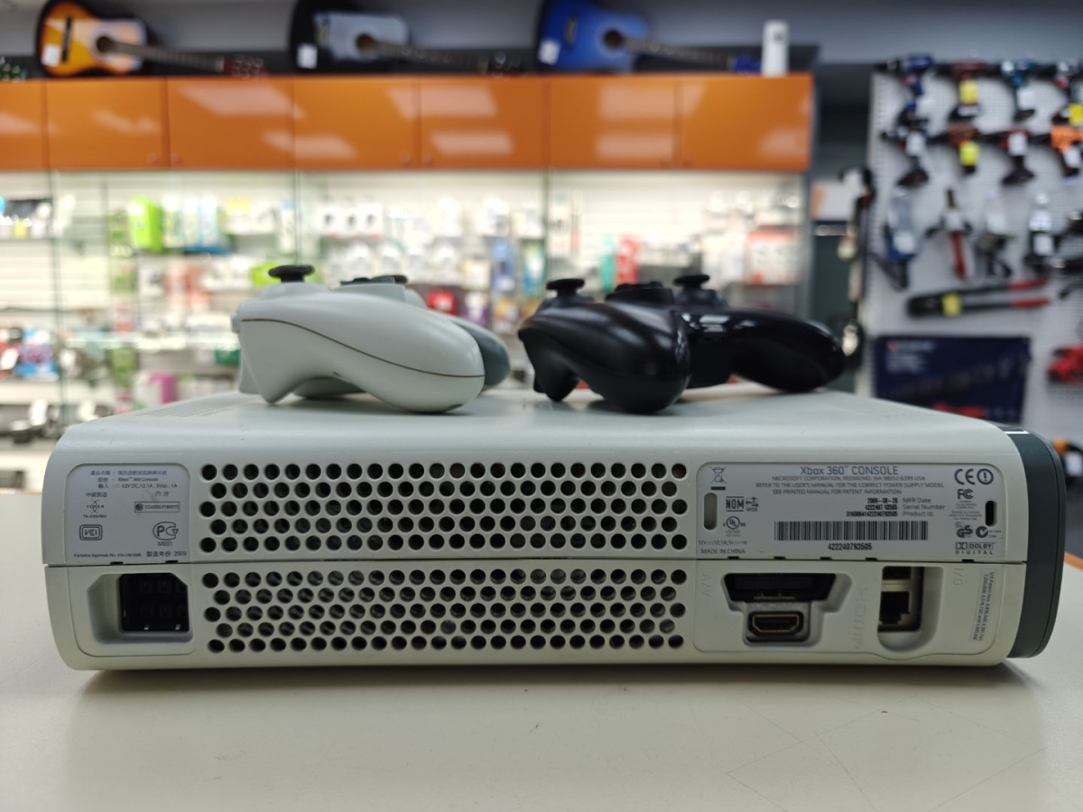Игровая приставка Xbox 360;