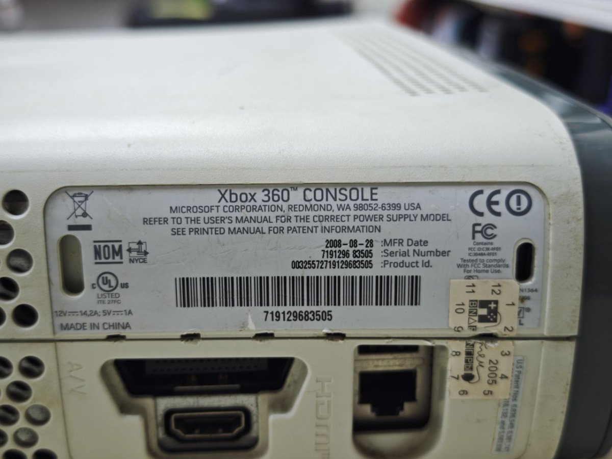 Игровая приставка Xbox 360;