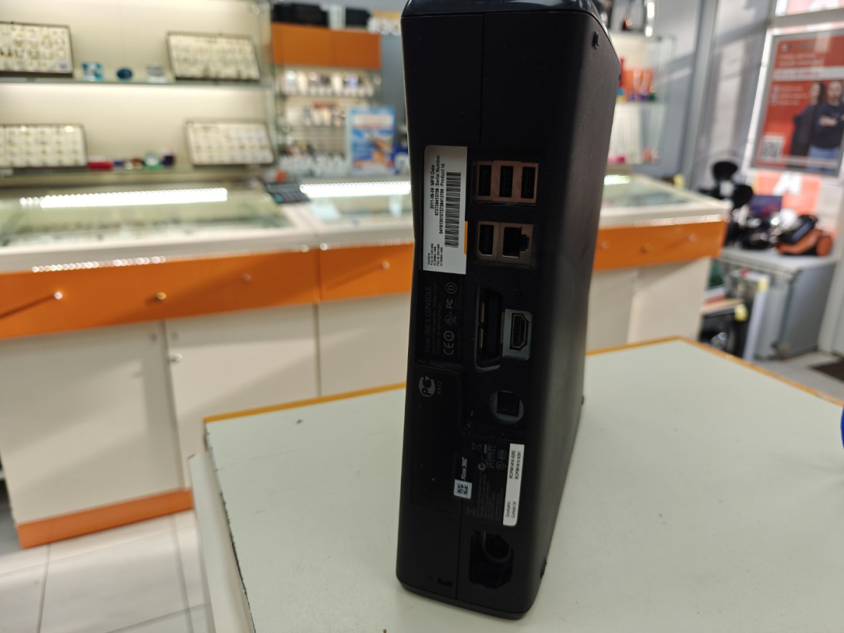 Игровая приставка Xbox 360;
