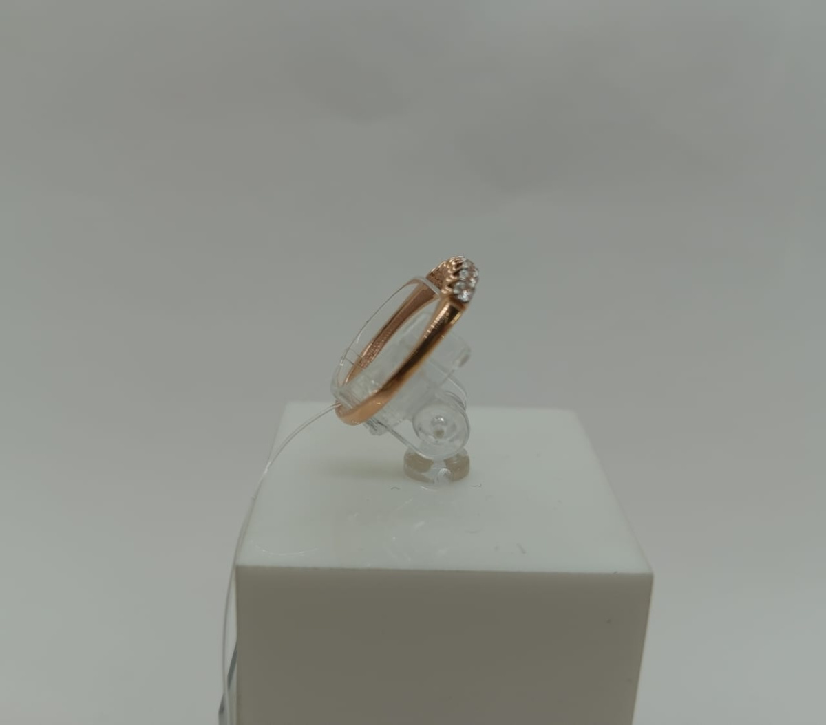 КОЛЬЦО С КАМНЯМИ (Au 585)