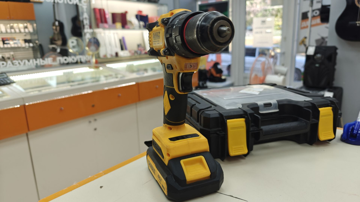 Шуруповерт Dewalt 48V