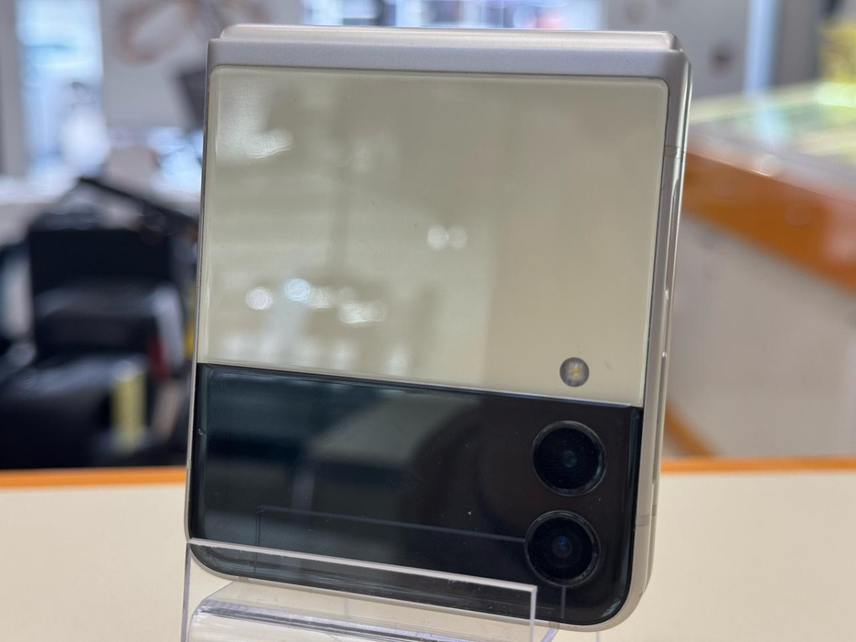 Смартфон Samsung Galaxy Z-Flip 3 8/128