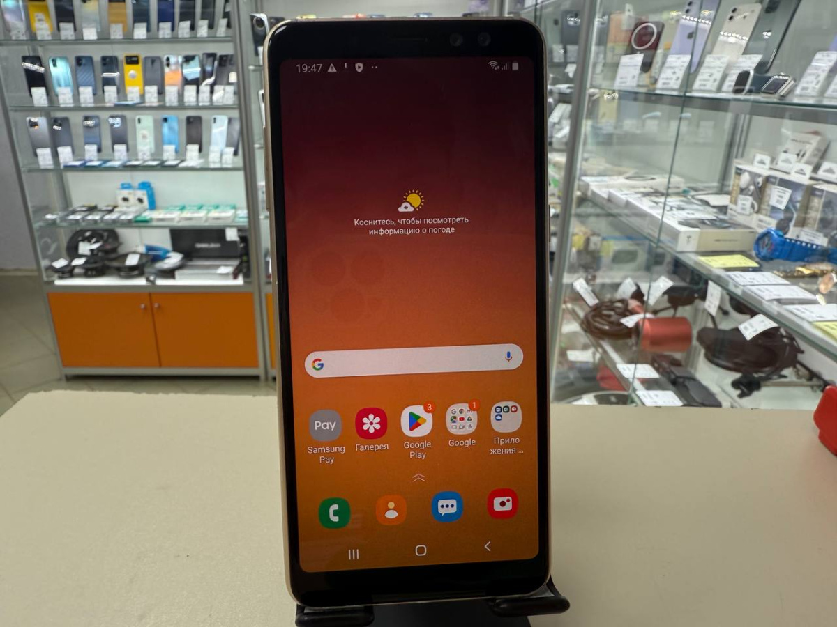 Смартфон Samsung Galaxy A8 2018 4/32