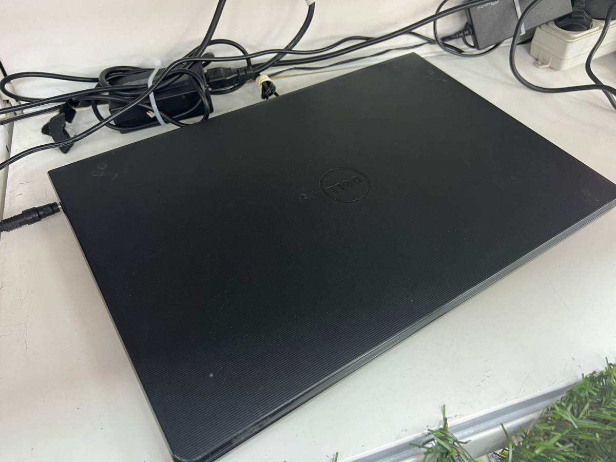 Ноутбук DELL; Core i3-5005U, Intel HD Graphics 5500, 8 Гб, 256 Гб, 500 Гб