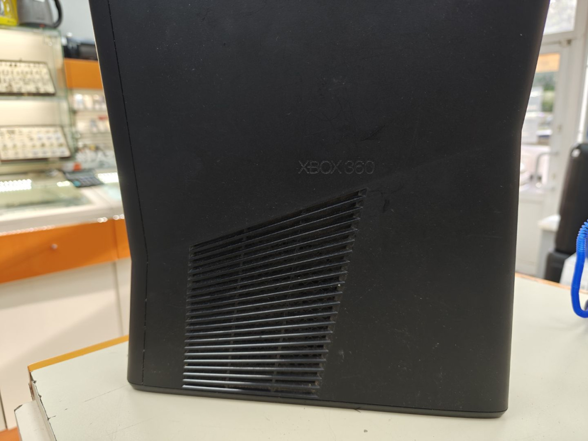 Игровая приставка Xbox 360;