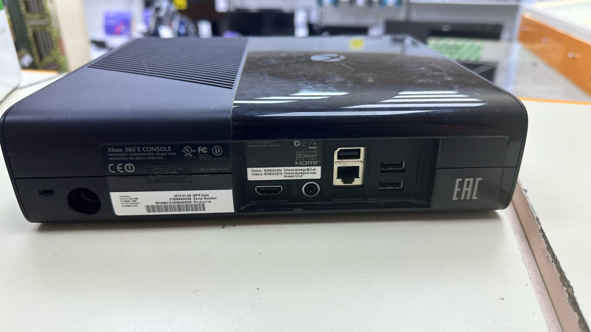 Игровая приставка Xbox 360;
