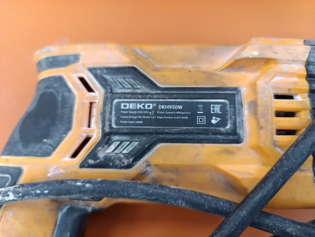 Перфоратор Deko DKH1000W