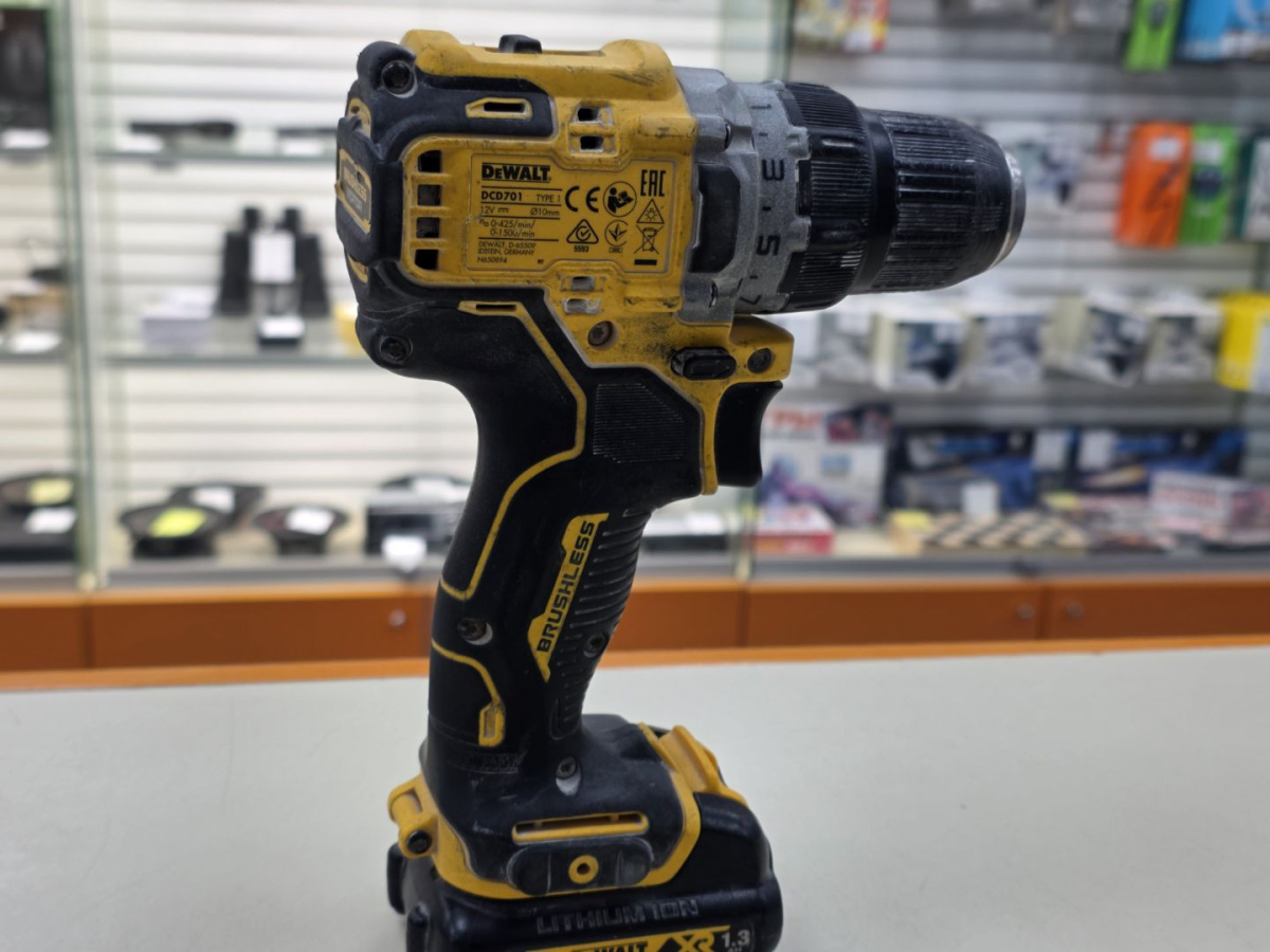 Шуруповерт Dewalt DCD701;