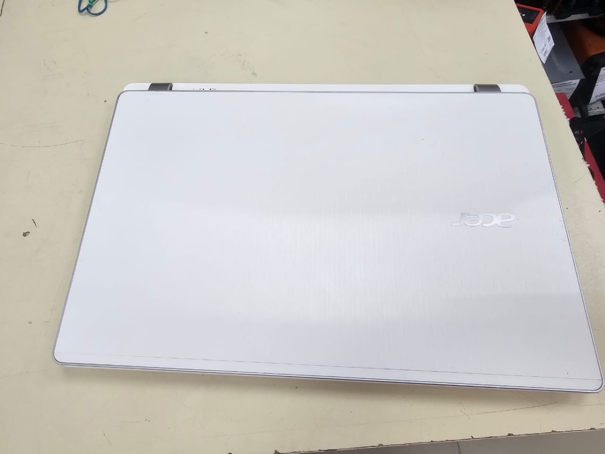 Ноутбук Acer; Core i3-6006U, GeForce GT 520, 4 Гб, 512 GB, Нет