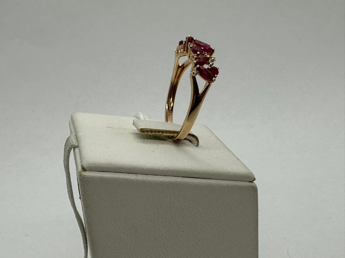 КОЛЬЦО С КАМНЯМИ (Au 585)