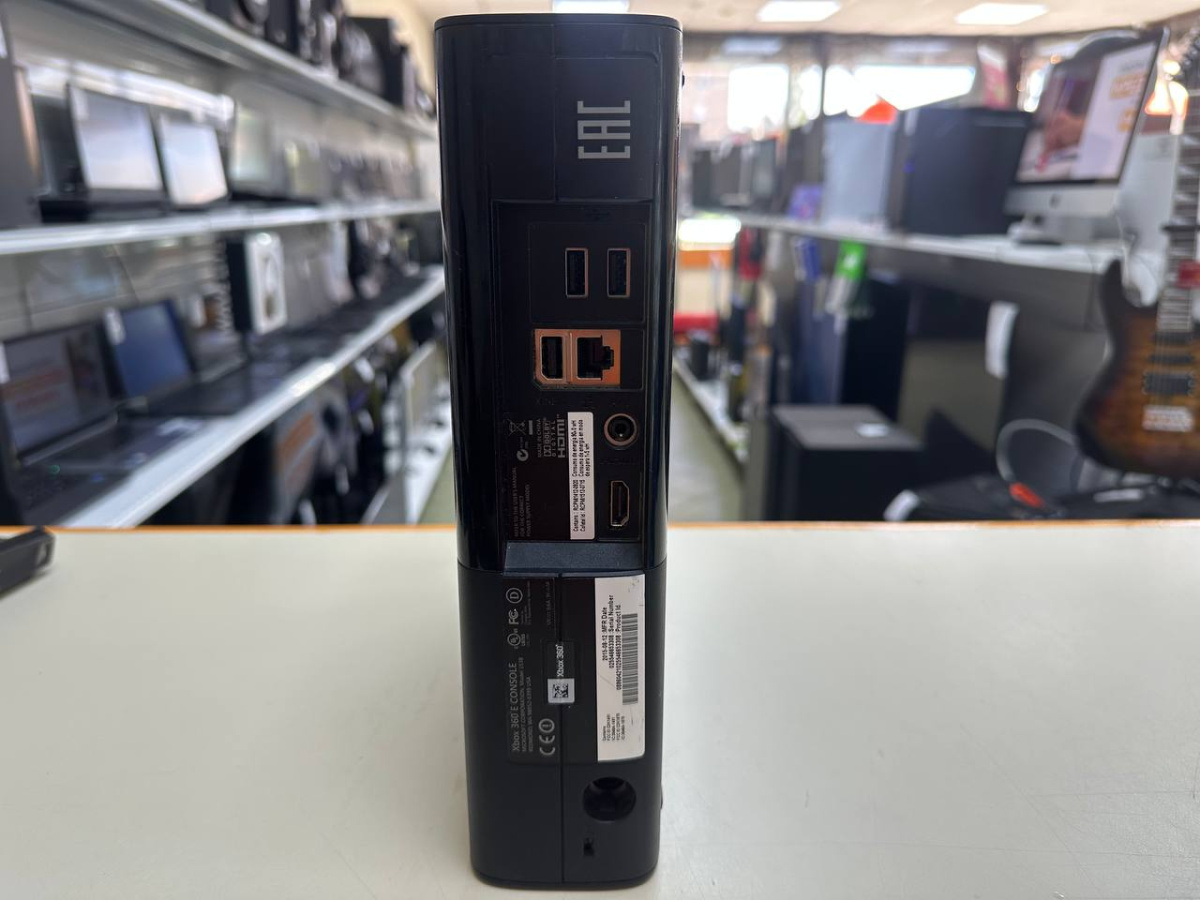 Игровая приставка Xbox 360;