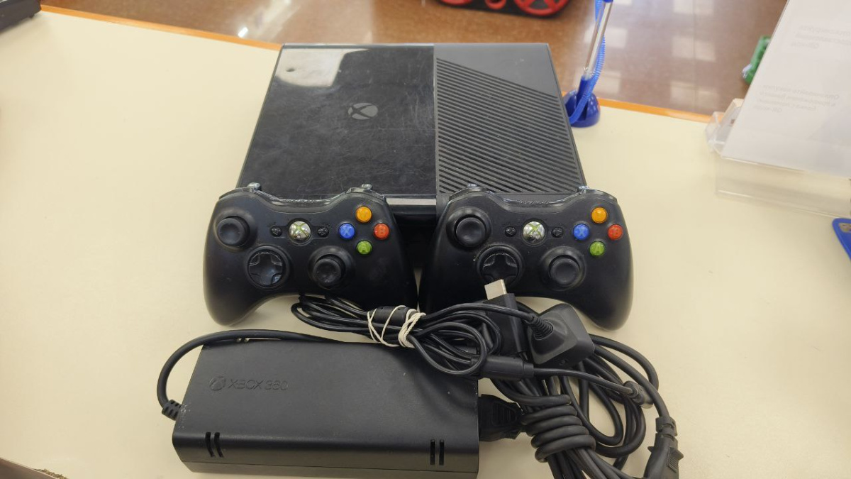 Игровая приставка Xbox 360;