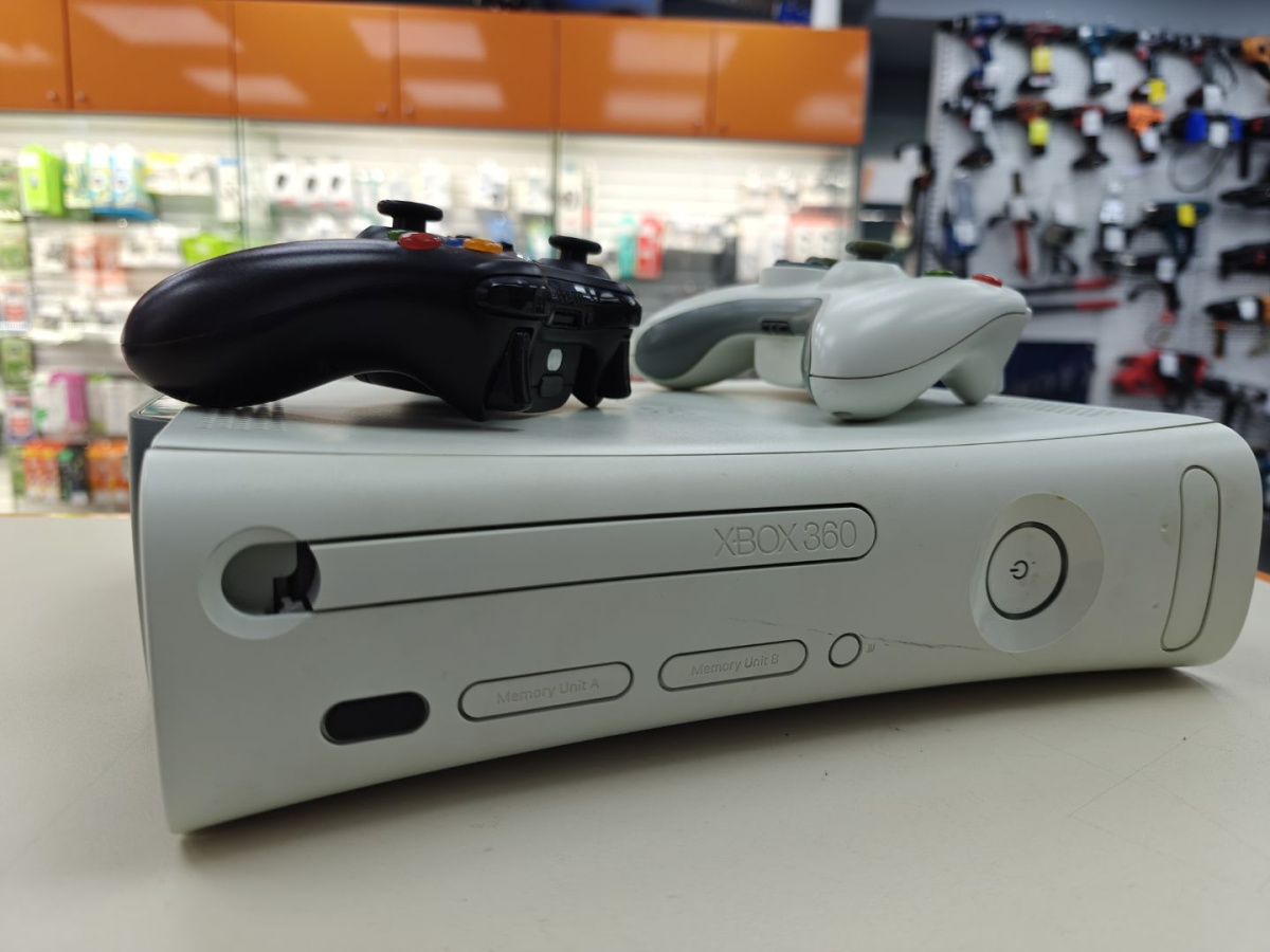 Игровая приставка Xbox 360;
