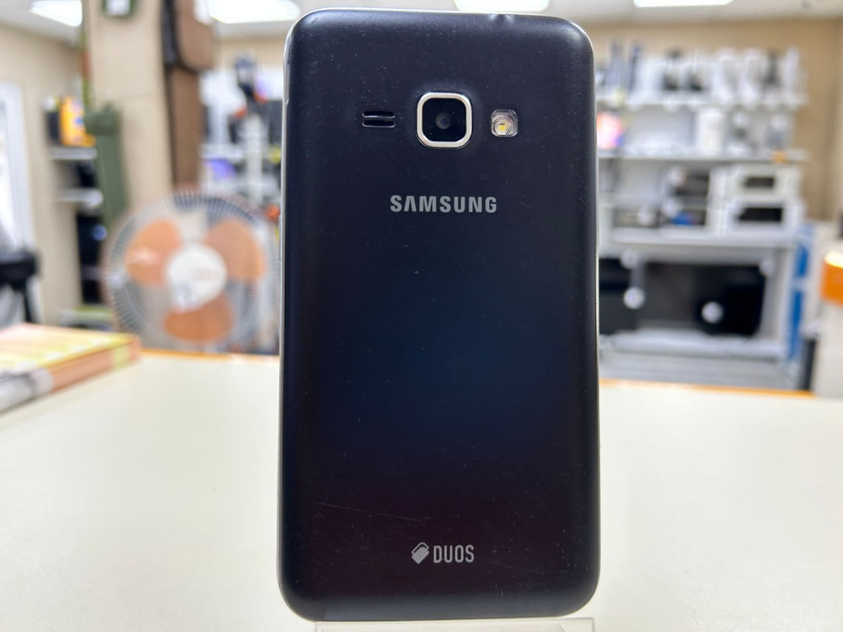 Смартфон Samsung Galaxy J1 2016 1/8