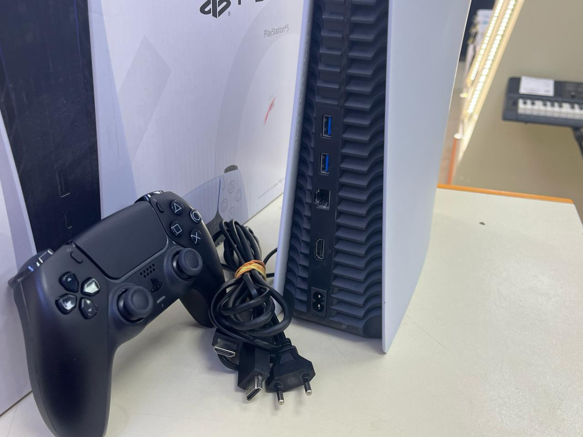 Игровая приставка PlayStation 5 825Gb (С дисководом)