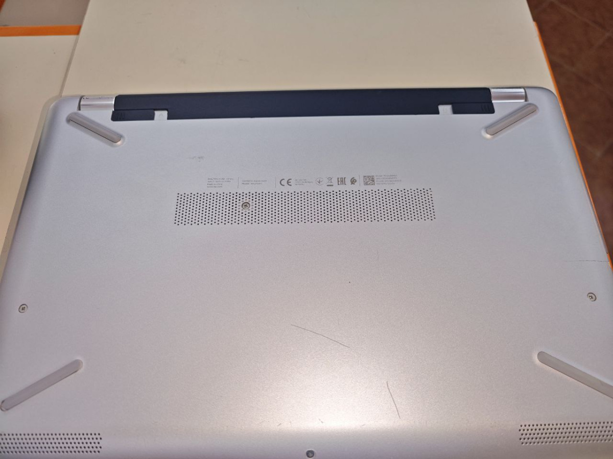 Ноутбук HP; A10-9620P, Radeon R7 M340, 8 Гб, 500 Гб, Нет