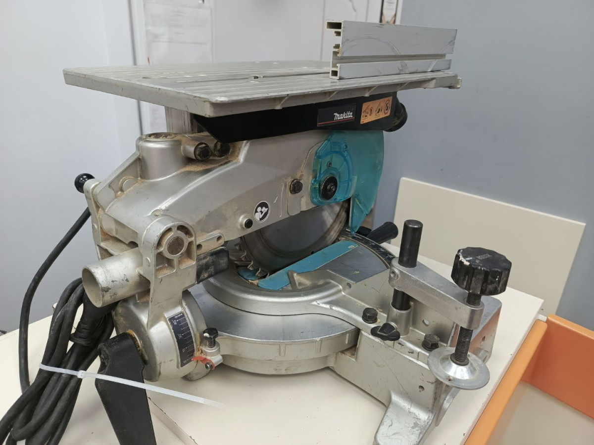 Дисковая пила Makita LH1040