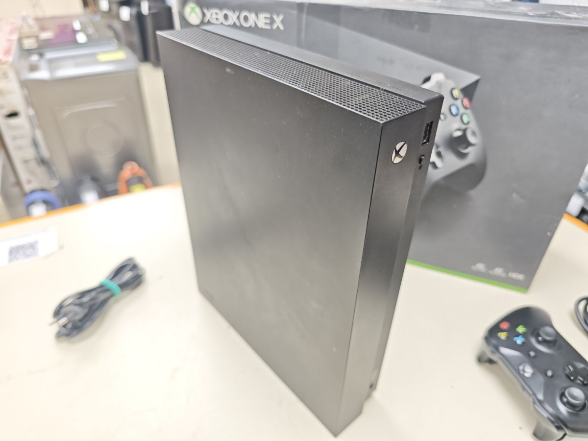 Игровая приставка Xbox One X 1Tb