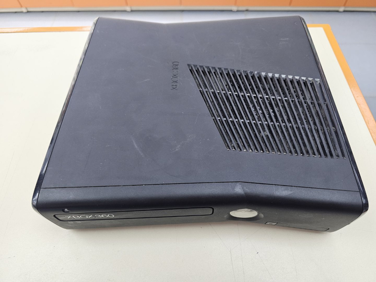 Игровая приставка Xbox 360;