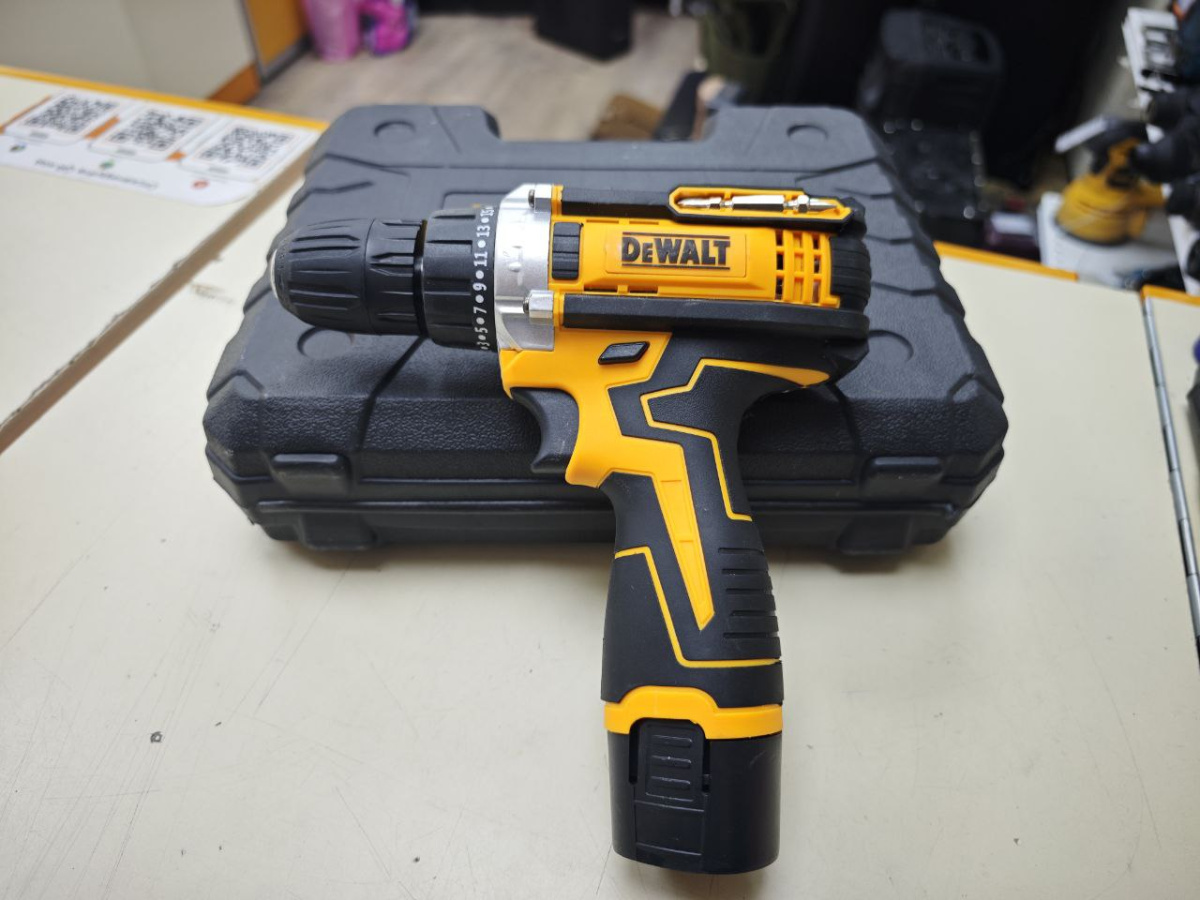 Шуруповерт Dewalt NoName