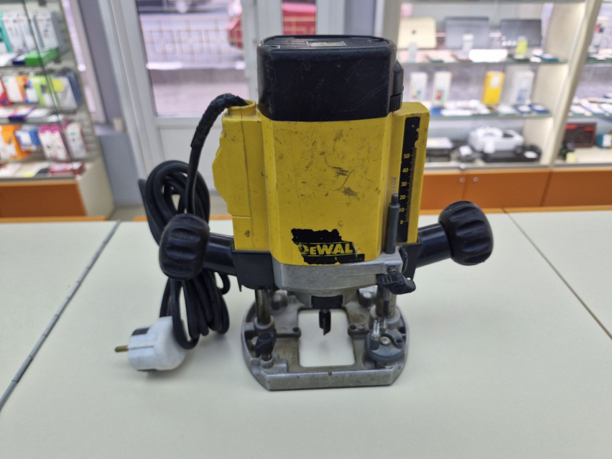 Фрезер Dewalt DW 615