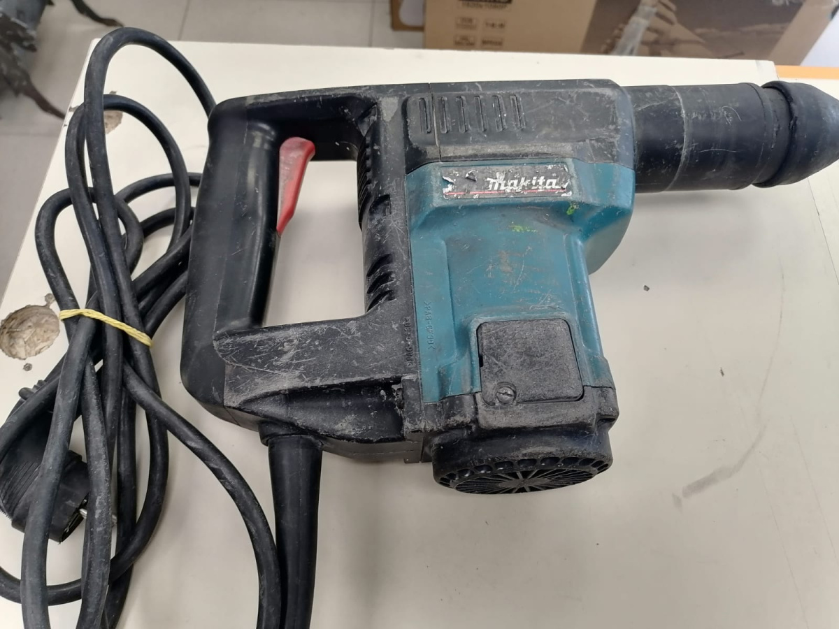 Перфоратор Makita HR3000C