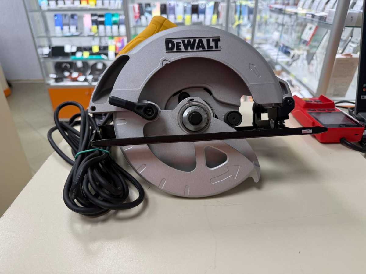 Дисковая пила Dewalt DWE 560