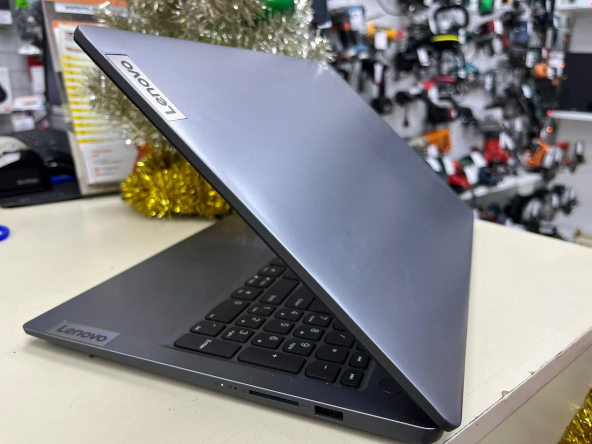 Ноутбук Lenovo; Core i3-1305U, Intel UHD Graphics, 8 Гб, 256 Гб, Нет