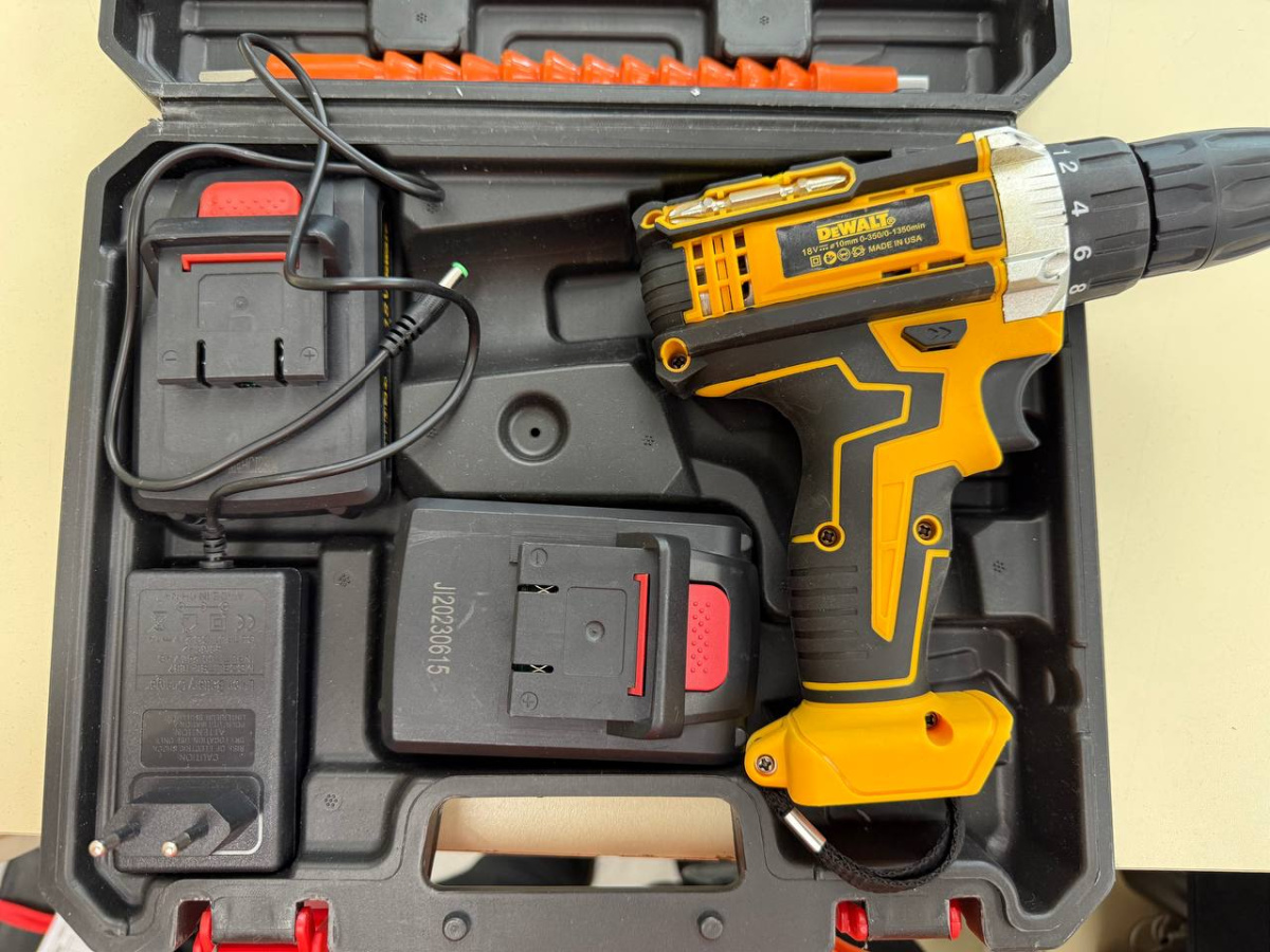 Шуруповерт Dewalt NoName