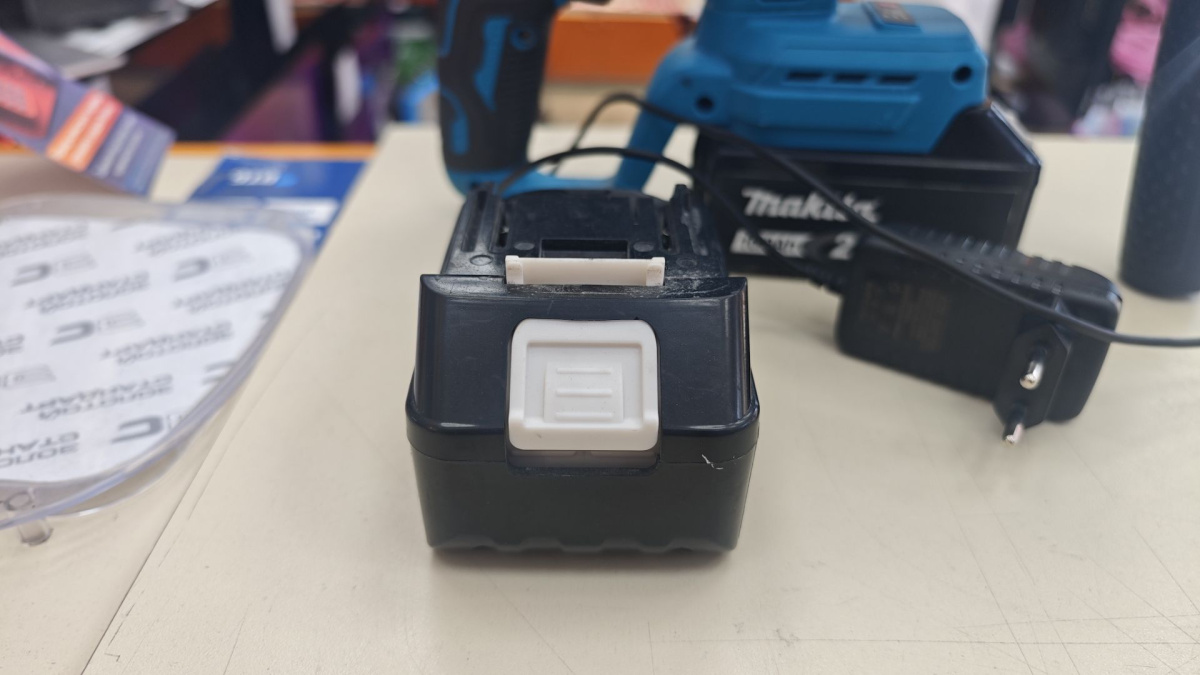 Перфоратор Makita 26V