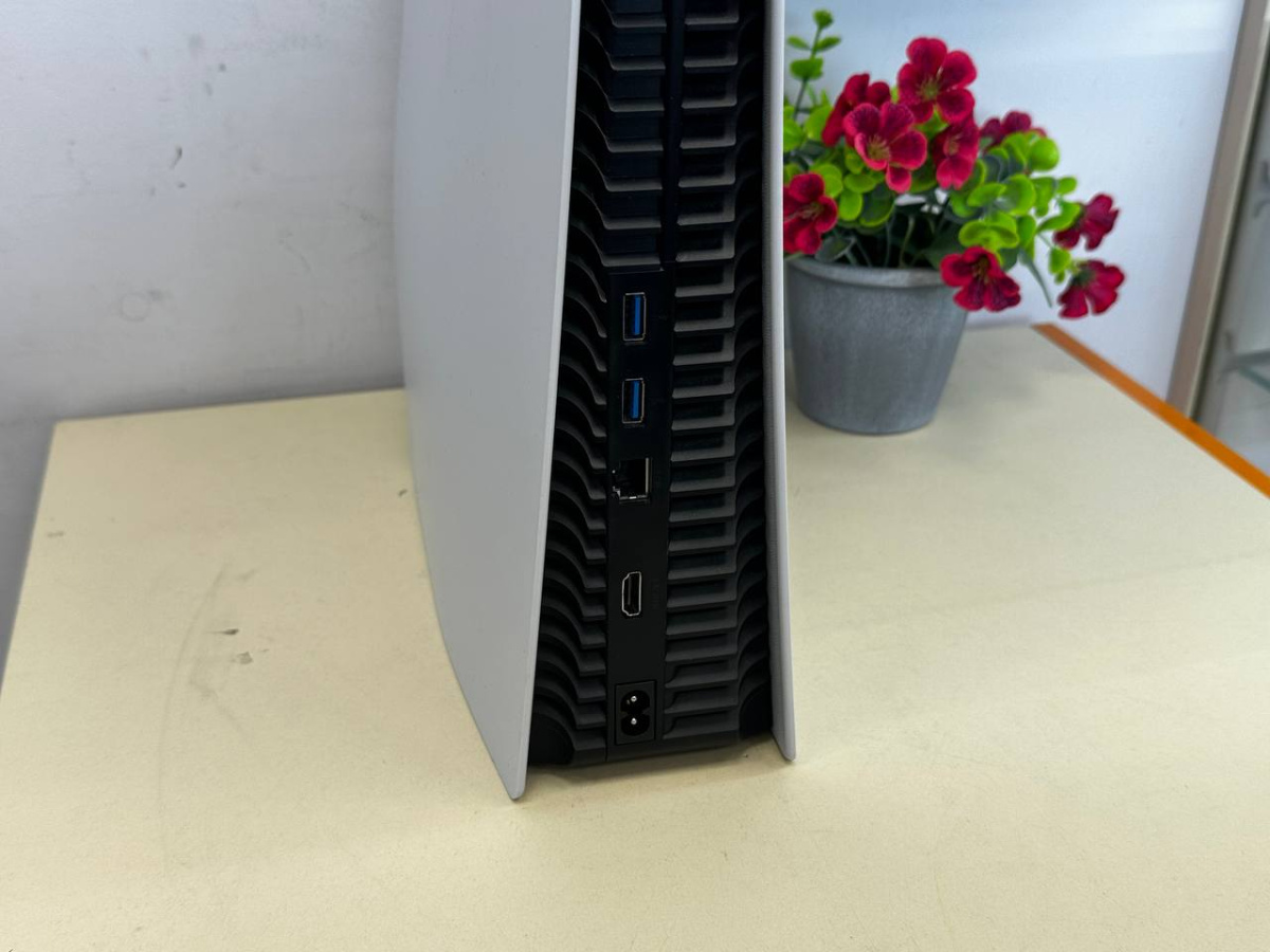 Игровая приставка PlayStation 5 825Gb (С дисководом)
