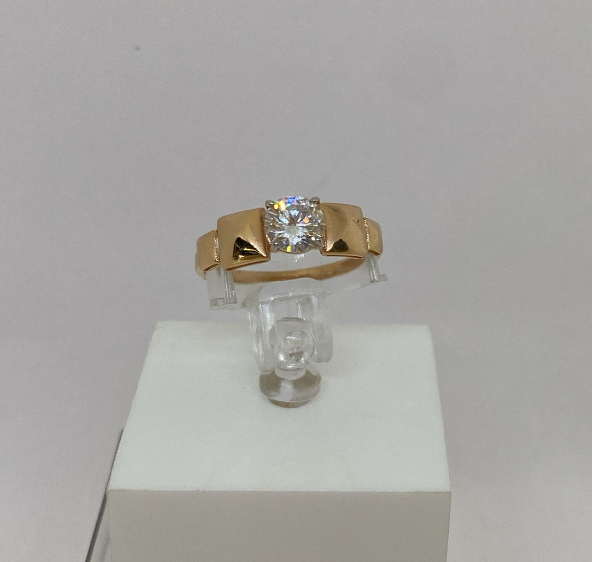 КОЛЬЦО С КАМНЯМИ (Au 585)