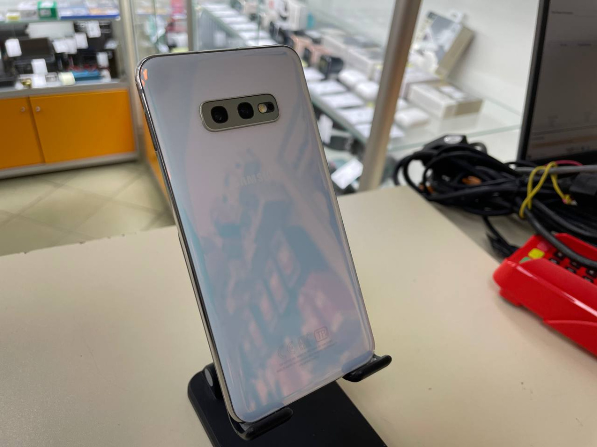 Смартфон Samsung Galaxy S10e 6/128