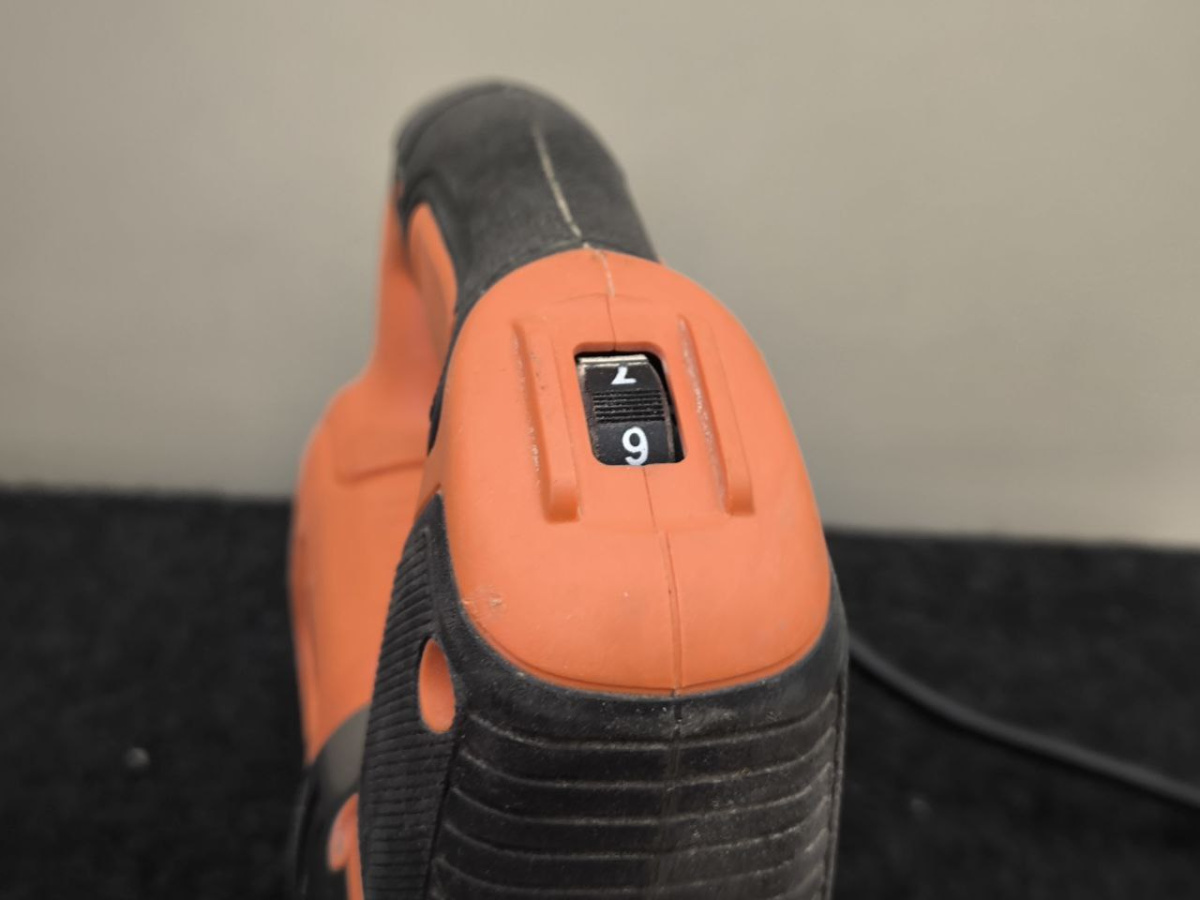 Лобзик Black & Decker BES610;