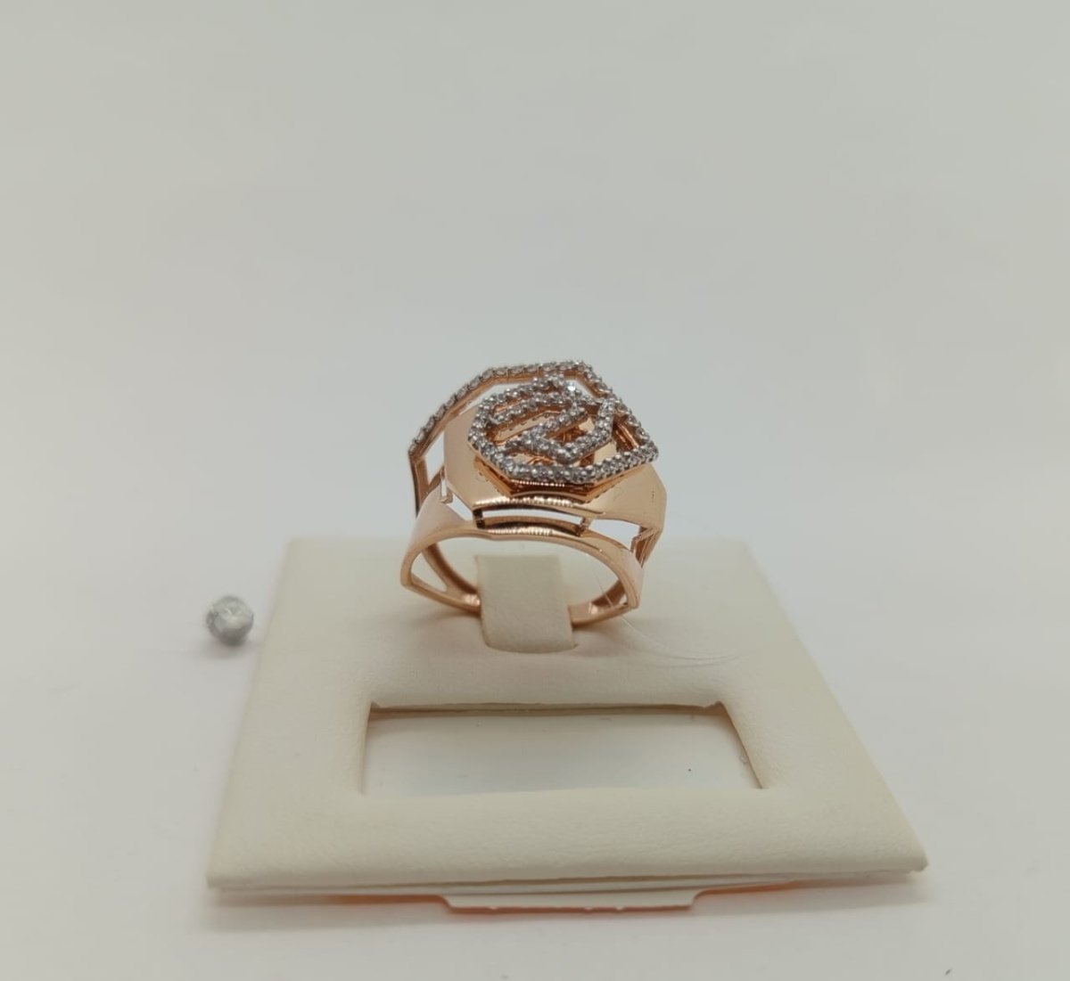 КОЛЬЦО С КАММНЯМИ (Au 585)