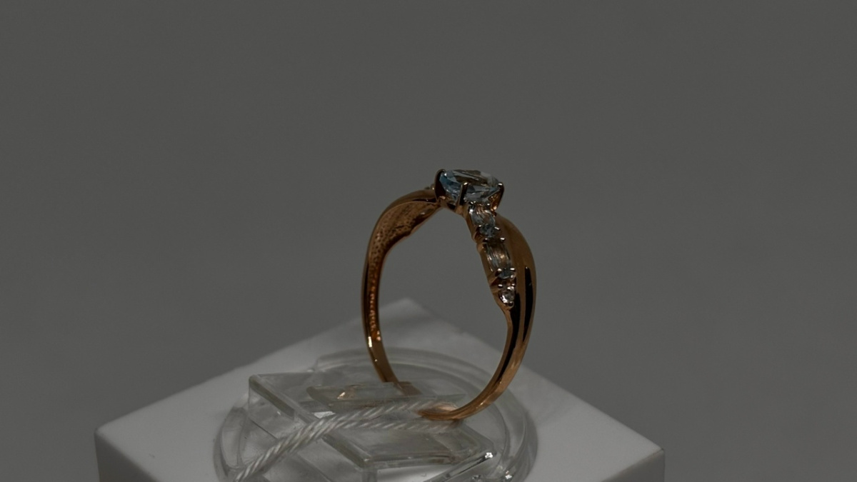 КОЛЬЦО С КАМНЯМИ (Au 585)