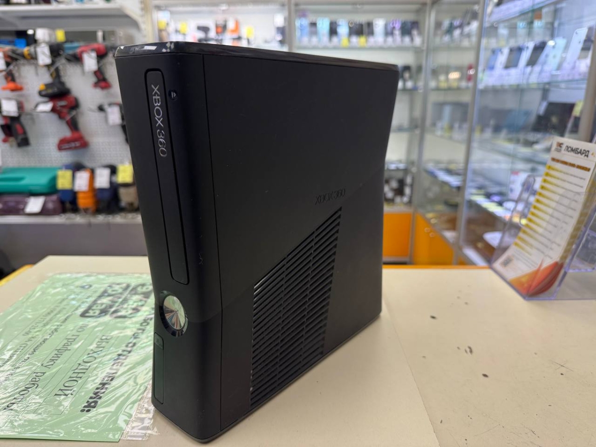 Игровая приставка Xbox 360;