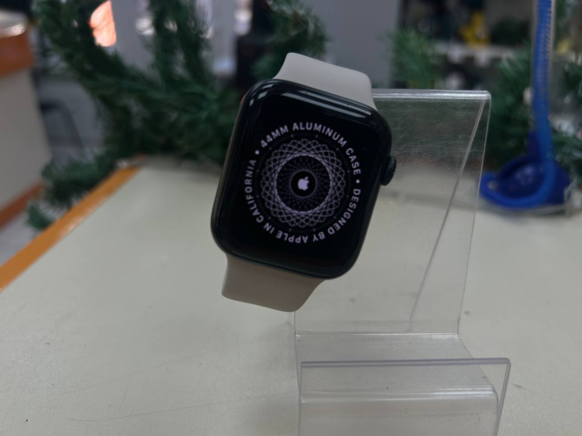 Смарт-часы Apple Watch SE 2022 44mm