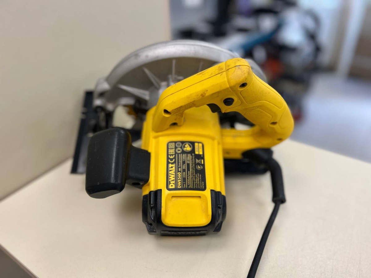 Дисковая пила Dewalt DWE 560