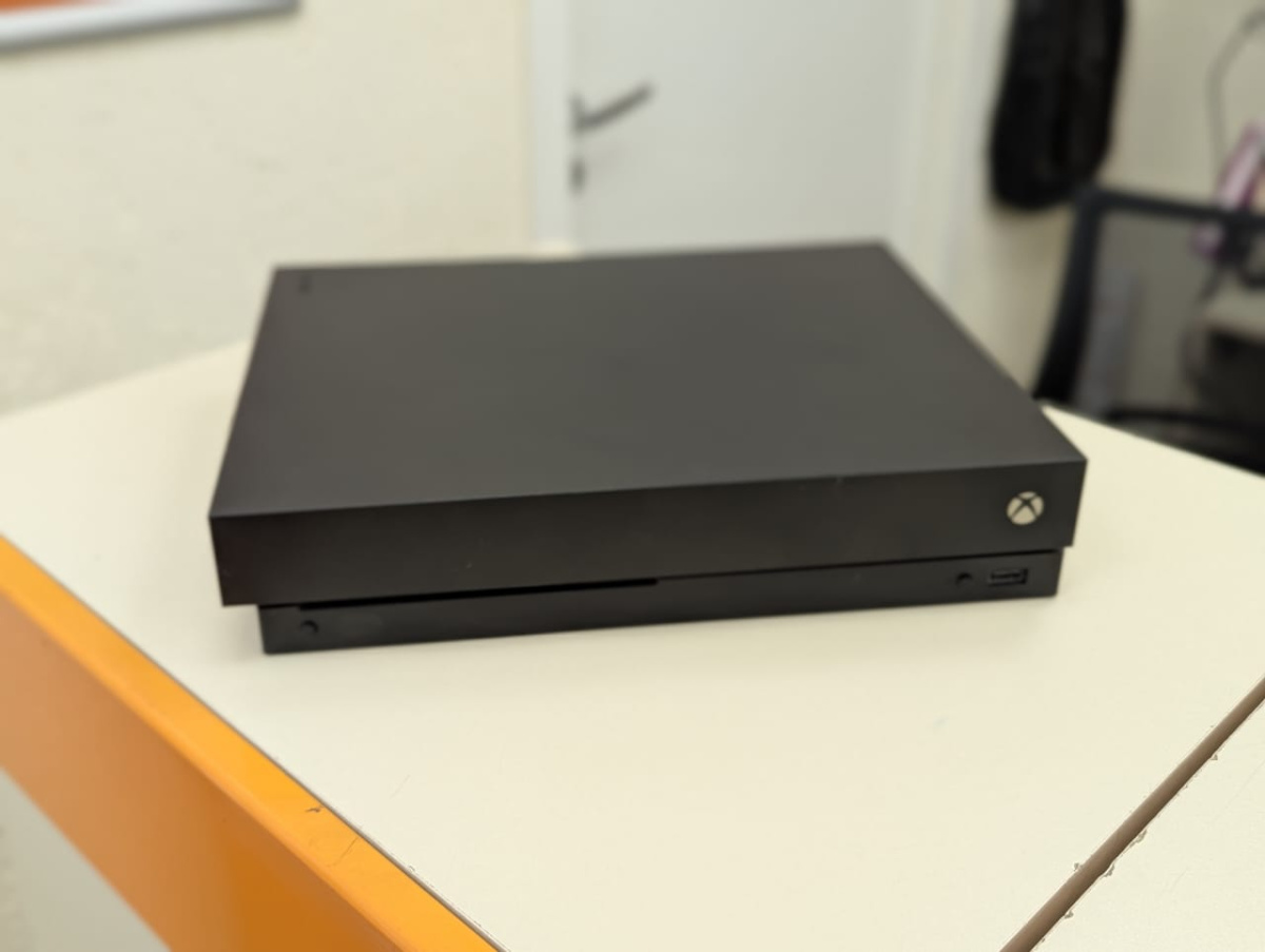 Игровая приставка Xbox One X 1Tb