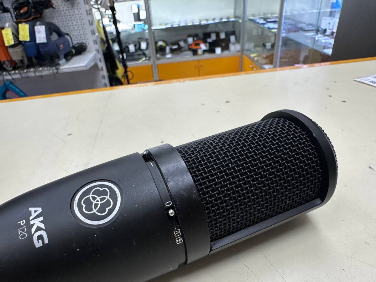 Микрофон AKG P120;
