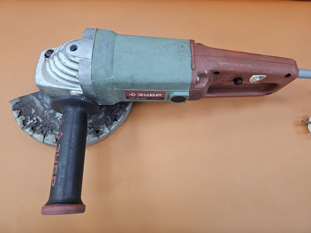 Угловая шлифмашина Зубр 180-1800П